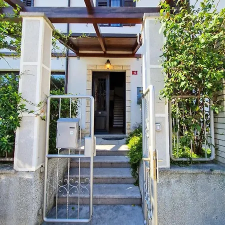 House Srecka Izola
