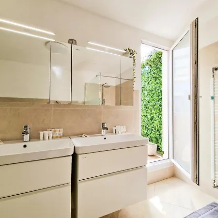 House Srecka Izola